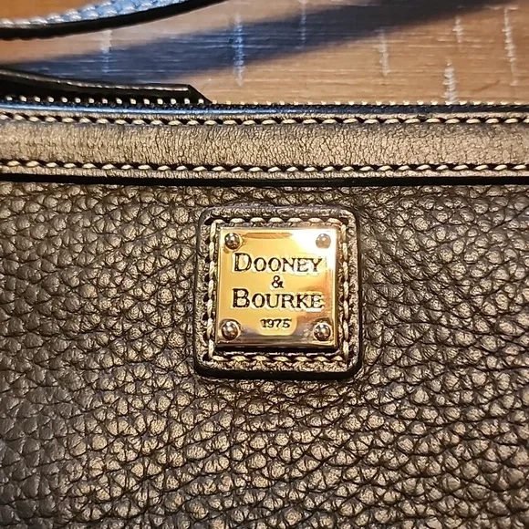 Dooney & Bourke 1975 Slim Black Leather Wristlet Gold Hardware - Picture 2 of 7